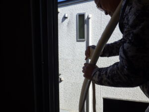 配管・配線やドレンホースをエアコン配管テープでまとめていきます。 見た目を良くするだけではなく、直射日光や雨風から配管を保護し、劣化による冷暖房効率の低下や水漏れを防ぐのにも役立ちます。