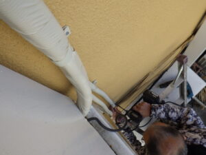 配管・ドレンなどの見た目を良くするため、バンドを取り付けていきます。