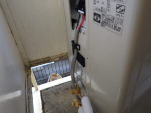 室外機も室内機同様に配線・フレア加工を行い、配管の接続を行って取り付けていきました。