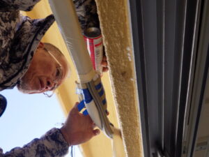 配管の接続後は、室外機のバルブを開け、冷媒を循環させてスプレーでガス漏れ検査を行っていきます。 