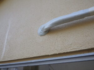 雨漏り・虫などの侵入を防ぐ為に、エアコンパテを入れていきます。