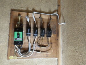 ２階エアコンの小型ブレーカーの取り付け完了になります。