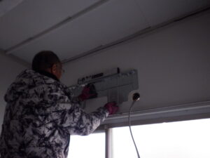 据付板の取り付けを行っている様子になります。。 ドレン水がスムーズに流れるように、排水の方向を考えながら、据付板を取り付けていきます。