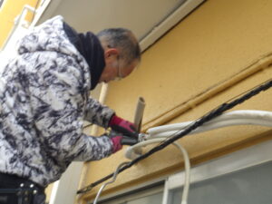 室内機側・室外機側の配管を接続していきます。 締め不足や締め過ぎてしまうと、不具合の原因になるので、慎重に配管を接続していきます。『カチッ』と音が鳴ったら、締め付けがベストになります。