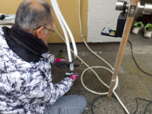 フレア加工を行っている様子になります。 最初にナットを銅管に入れ、フレア加工をして行きます。 加工の精度が悪いとガス漏れの原因になることがあります。