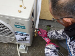 配管の接続部分に専用スプレーをかけ、漏れがないかの確認を行っていきます。
