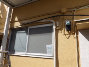 配管・配線・ドレンホースをまとめるのに、エアコンテープを巻いていきます。 これは見た目を整えるだけでなく、直射日光や雨風から配管を保護し、劣化による冷暖房効率の 低下や水漏れを防ぐ役割もあります。