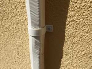 エアコンテープでまとめた配管やドレンホースは、エアコンサドルバンドで固定していきます。 バンドをつけることで、見た目が良くなり、風などでズレるのを防ぎます。