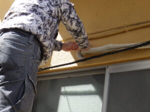 エアコンパテを充填している様子になります。