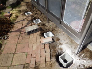 柱を立てる為に、フェンス基礎ブロックが入るくらいの大きさに穴を掘っていきます。