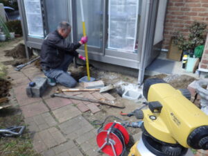 レベルでフェンス基礎ブロックの高さ微調整を行っている様子になります。これがきちんと決まらないと、フェンス全体のバランスが崩れ見た目が悪くなります。