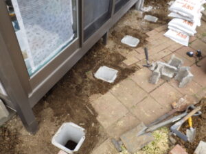 フェンス基礎ブロックの高さ調整完了になります。