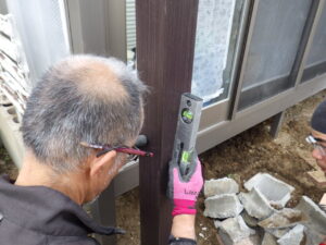 カット後は先程、高さ調整を行ったフェンス基礎ブロックの中に入れ、水平器で確認をし、モルタルで基礎埋めをしていきます。