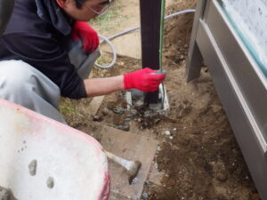 モルタル打設後は、固まる前にモルタルの中に空気を入れていきます。 この工程を行うことで、空気がクッションの役割をし、乾燥時に収縮応力を和らげる効果があり、耐久性の向上に繋がります。