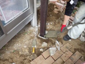 モルタル打設を進めて行きます。