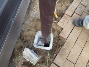 水平を取り、ガラを入れて柱の固定をして行き、モルタルを打設していきます。