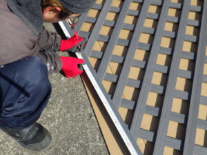 柱にラティスを取り付ける際に、人工木ラティスな為、割れてしまう可能性があるので、下穴を２００ｍｍ間隔で開けていくのに、印をつけている様子になります。