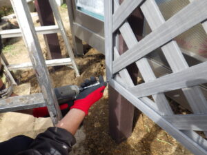 ラティスが割れてしまわないよう、ビスを程よく締めていきます。 