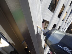 柱にラティスを取り付けていきます。 先程、ラティスに下穴を開けた部分に合わせて、キリで柱に穴を開けていき、ドリルビスでラティスを取り付けていきます。