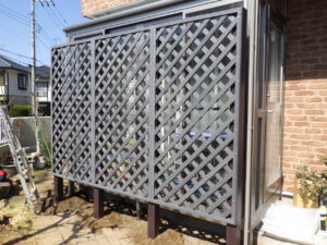 ラティスの取付完了になります。