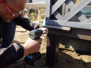 丸のこでカットして余った木っ端で幅の調整を行いながら、取り付けていきます。