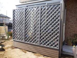 目隠しフェンスの取り付け完了になります。