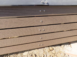 長手と短手を交互にして取り付けていきます。 