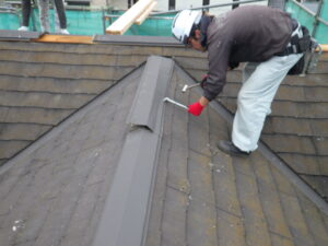 早速、ルーフィングを貼るのに、干渉してしまう役物類を解体していきます。