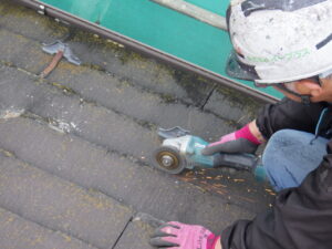 雪止め金具は、サンダーでカットしていき、解体していきます。