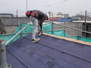 棟板金の下地を取り付けている様子になります。
