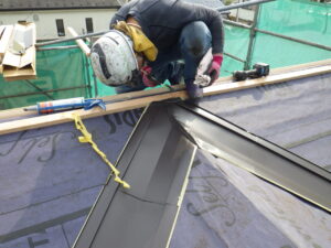 谷樋同士が接触する部分には、コーキングを充填し、雨漏りの防止をしていきます。