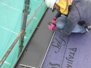 ルーフ張りを進めて行きます。 今回、取り付けているルーフは、横暖ルーフSと言い、前のようなボロボロになりやすい性質とは違い、板金のため、傷んでボロボロになるリスクは、削減できます。