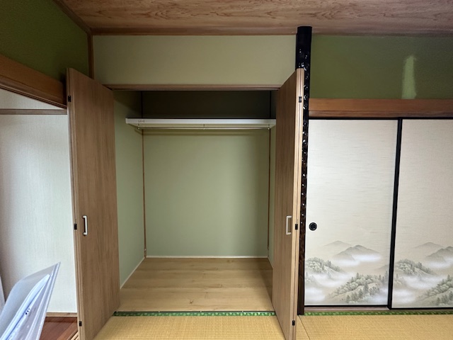 クローゼット内部に枕棚とパイプハンガーを設置した施工後の様子