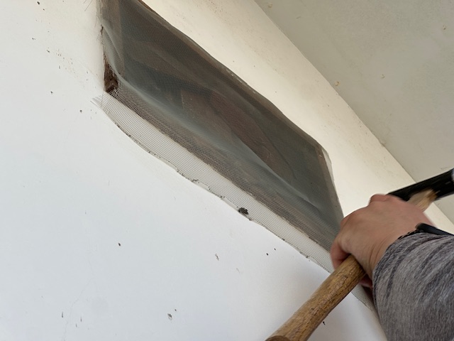 換気口に防虫ネットを設置している様子