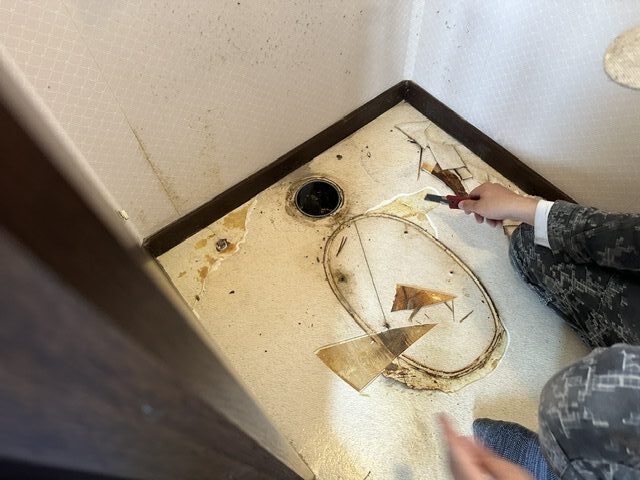 既存便器を撤去した後のトイレ床