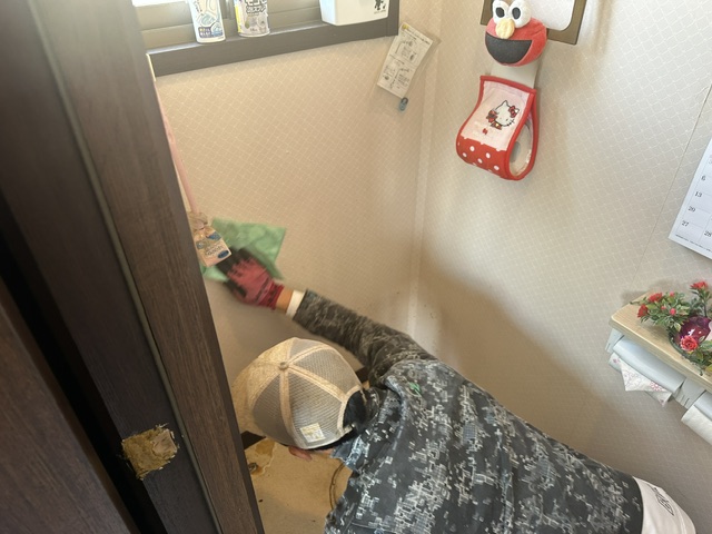 トイレ壁の清掃作業