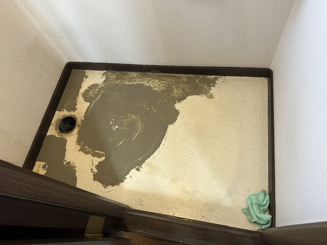 トイレ床の1回目のパテ処理