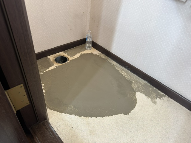 トイレ床の2回目のパテ処理