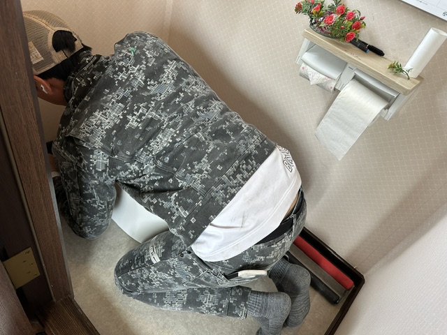 新しい便器を設置している様子