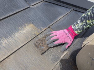 架台や雪止め金具の取り外し完了後は、既存のルーフに苔などが生えており、このままでは、ルーフィングが貼り付けられないため、ケレンをして苔の汚れを落としていきます。