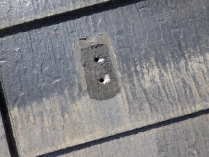 架台を取り外した部分に、ビス穴が開いてしまっている為、このままルーフィングを貼り付けたとしても雨漏りが起きやすくなってしまうので、ビス穴部分にコーキングを充填していきます。