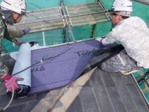 粘着ルーフィングの貼り付けの様子になります。