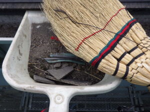 ケレン後は、隅々まで掃除を行い、粘着ルーフィングの貼り付けを進めて行きます。