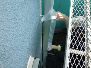 最後に養生を行っていきます。 養生は、仕上がりとトラブル防止に直結する超重要な工程になります。 外壁塗装中のローラーや刷毛などで塗料が周囲に飛び散るため、窓・サッシや室外機・車などを守るのに、外壁塗装前の養生は必要になります。