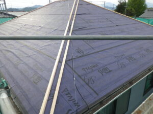 屋根カバー工法の作業に移ります。