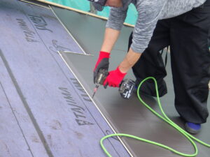 ビスで横暖ルーフＳの張り付けをしている様子になります。