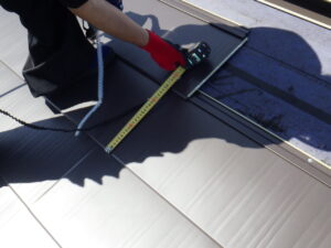 横暖ルーフSの働き幅を測り、きちんと幅が出ているか確認をしながら、微調整を行い、ビスで横暖ルーフSを固定していきます。