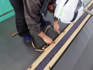 最後に棟板金やケラバ板金が付く部分にケミカル面戸を貼り付けていきました。 ケミカル面戸を貼り付けることで、棟やケラバ等の役物板金の間にできる隙間を埋めるなど、ポリエチレン製の防水・防風・防虫といった役割があります。