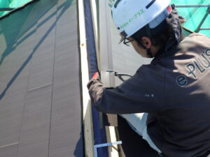 ケラバ板金を嵌める際に、下地や捨て谷が干渉してしまうので、ケラバ板金をハサミでカットし、加工していきます。 カットの精度が良くないと、浮きなどができてしまい、雨漏りの原因になる為、丁寧にカットをし、作業を進めて行きました。 