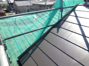 ケラバ板金の取り付け完了になります。